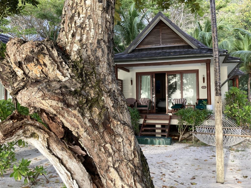 Chambre luxueuse les pieds dans l'eau sur l'île Silhouette - Alizes Kreol