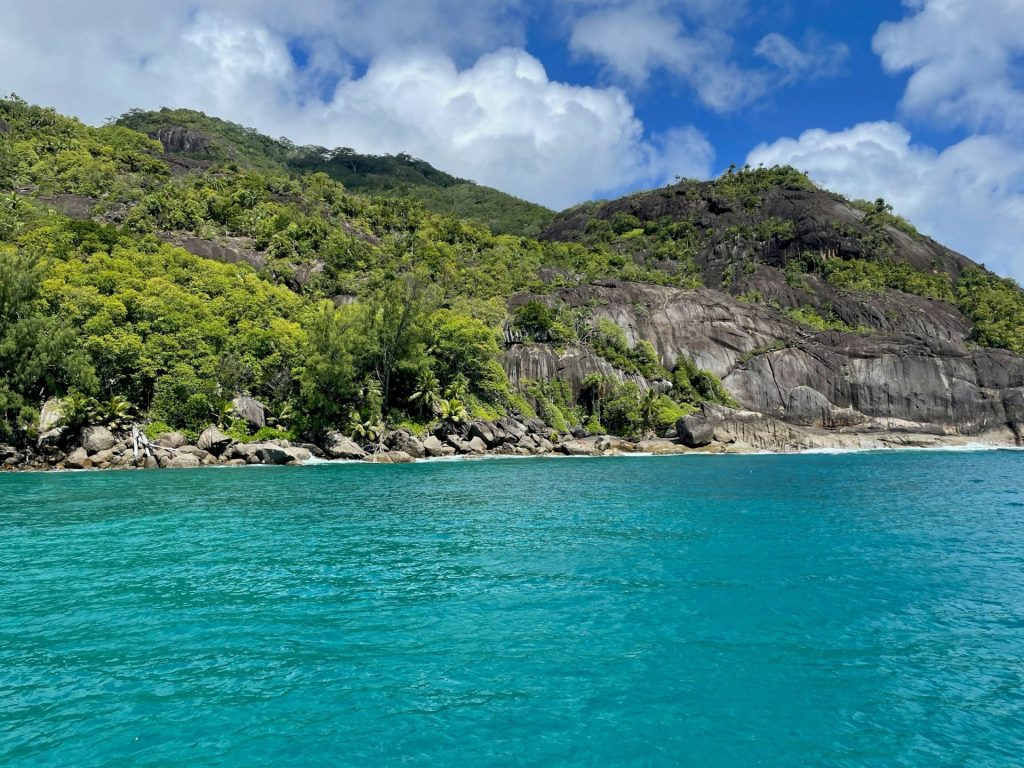 Île Silhouette, une île granitique préservée - Alizes Kreols